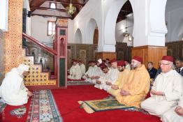 Image du Maroc Professionnelle de  Sa Majesté le Roi Mohammed VI, Amir Al Mouminine, accompagné de SA le Prince Moulay Ismail, a accompli la prière du Vendredi (26/01/18) à la mosquée Ould Al Hamra à Casablanca., Vendredi 26 Janvier 2018. (Photo/ SPPR) via Jalilbounhar.com. 